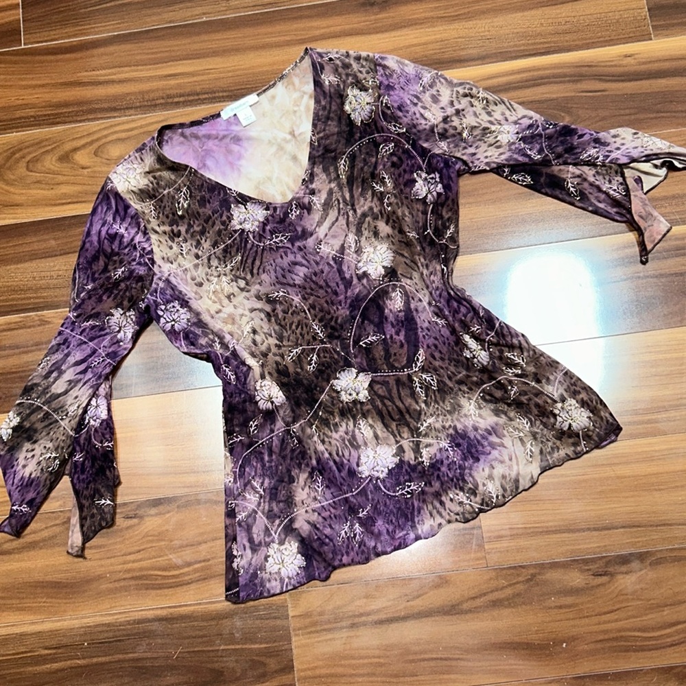 Large Dressbarn top pretty sleeves